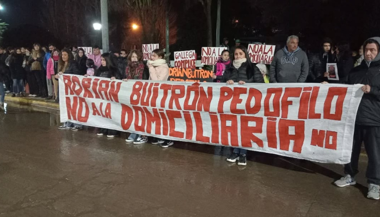 Marcha en Otamendi contra la prisión domiciliaria a Adrián Buitrón