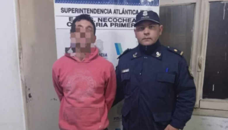Detienen a una persona con pedido de captura por robo en el centro de Necochea